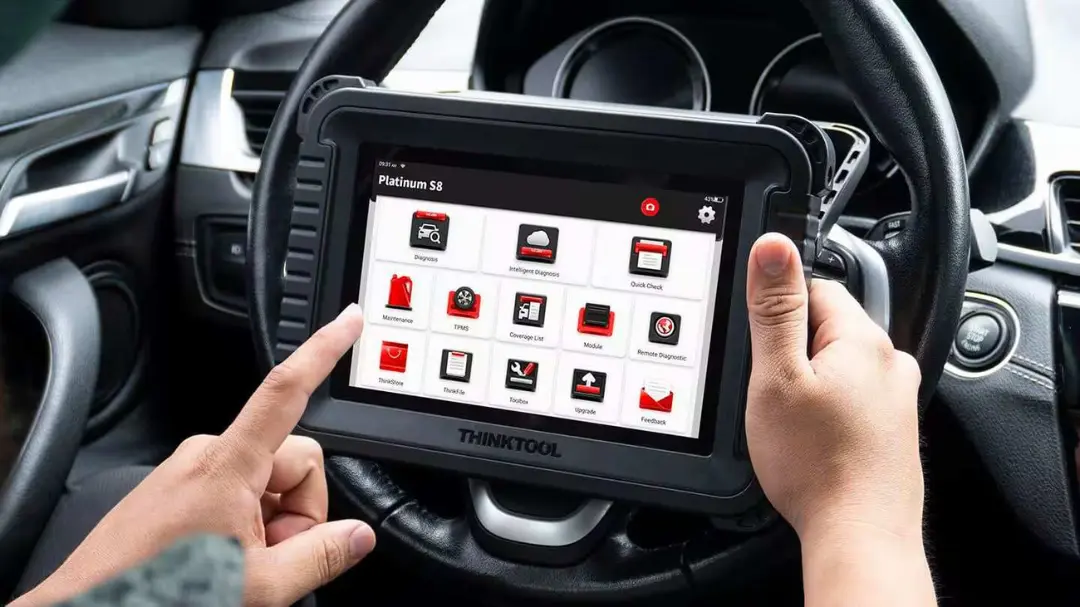 دستگاه دیاگ Thinktool Platinum S8 در حال عیب‌یابی خودرو