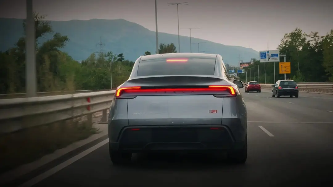 چراغ ترمز سوم (Third Brake Light) در قسمت بالای خودروی خاکستری روشن