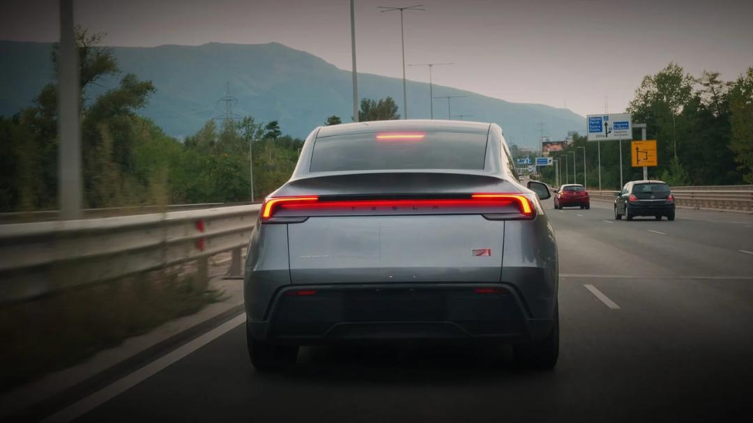 چراغ ترمز سوم (Third Brake Light) در قسمت بالای خودروی خاکستری روشن