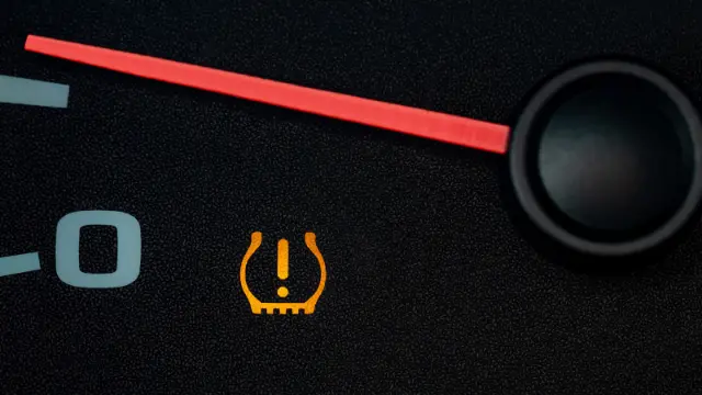 چراغ هشدار فشار باد لاستیک (TPMS) در پنل ابزار خودرو