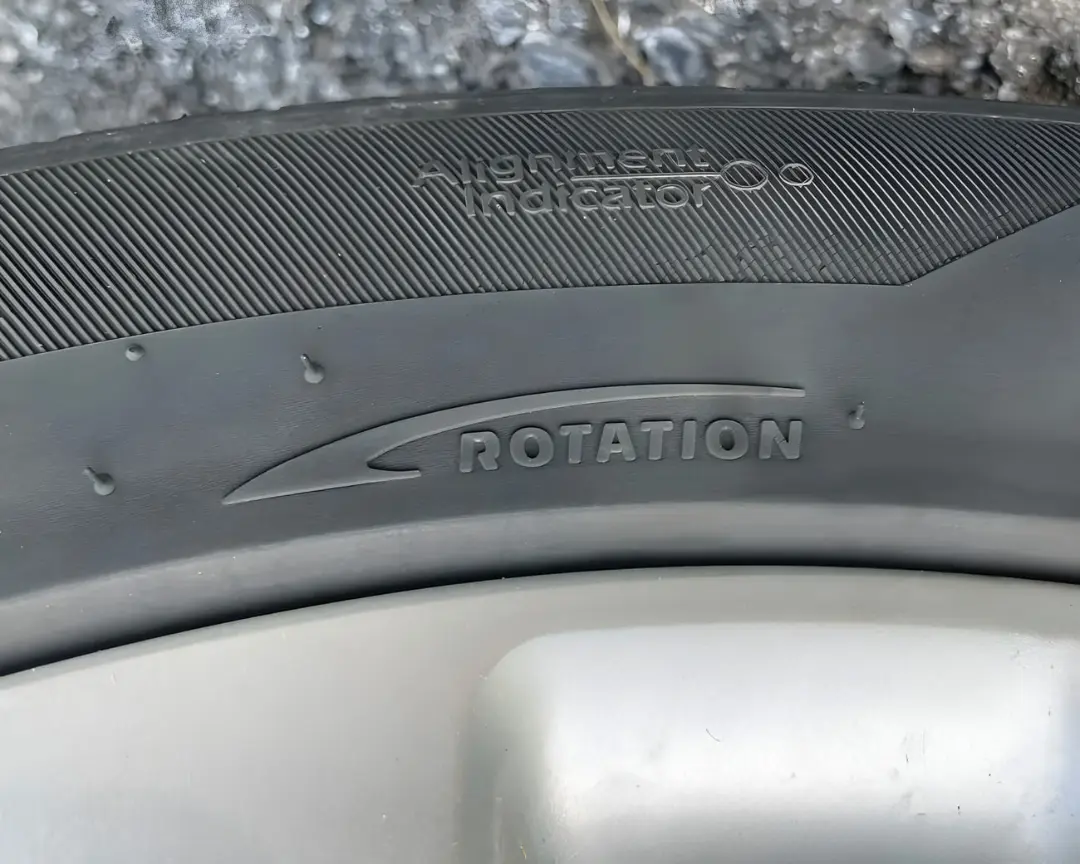 نشانگر جهت چرخش (Rotation) و علامت تراز بودن روی بدنه لاستیک خودرو