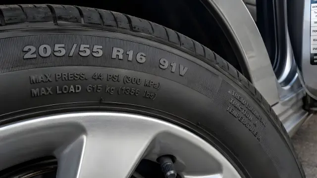 اطلاعات و مشخصات فنی روی دیواره لاستیک خودرو با سایز 205/55 R16