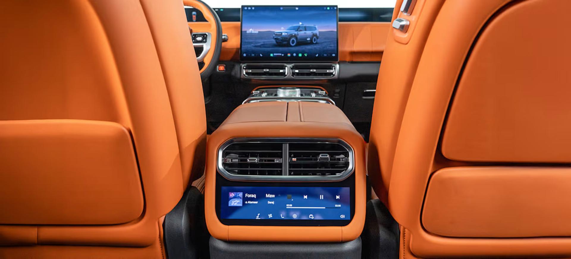 نمای کابین و داشبورد شاسیبلند تیسان G700 (Tisan G700) با صندلیهای نارنجی