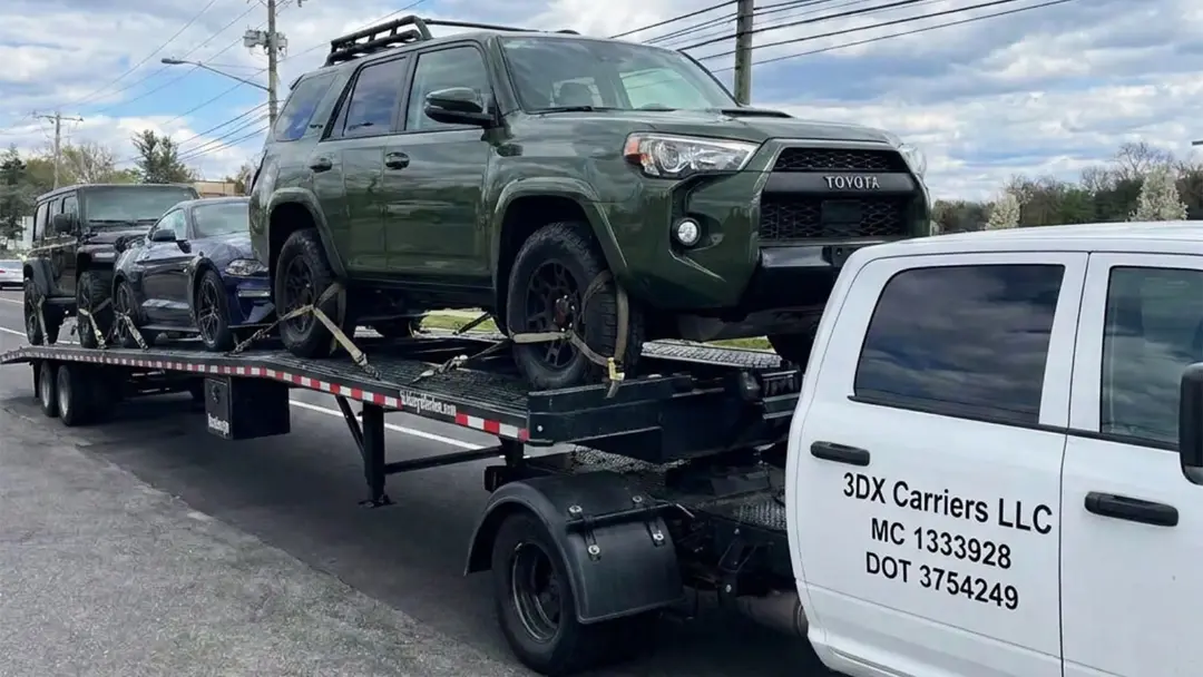 خودرو تویوتا (Toyota 4Runner) سبز رنگ روی تخت خودروبر