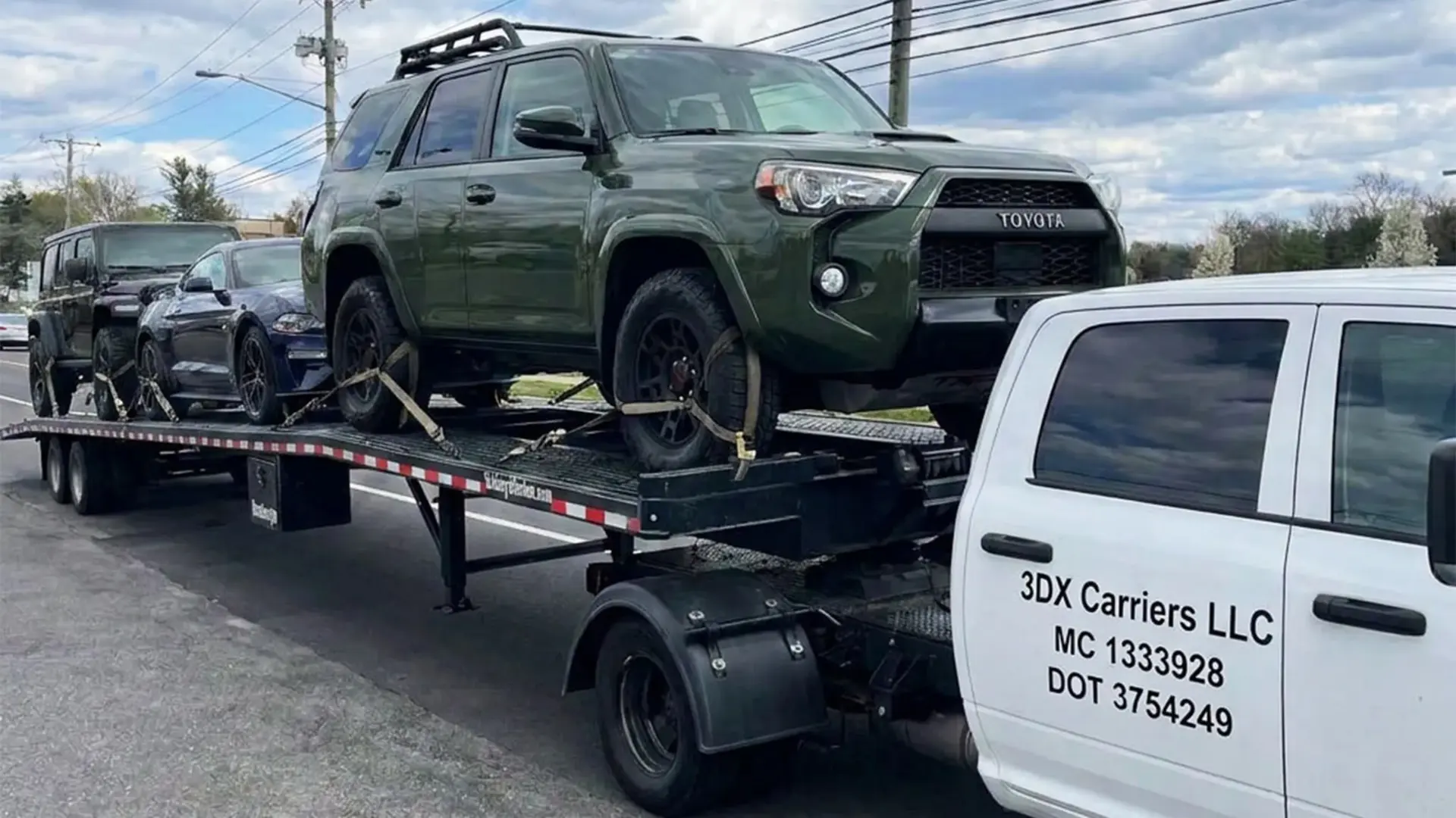 خودرو تویوتا (Toyota 4Runner) سبز رنگ روی تخت خودروبر
