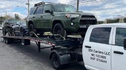 خودرو تویوتا (Toyota 4Runner) سبز رنگ روی تخت خودروبر