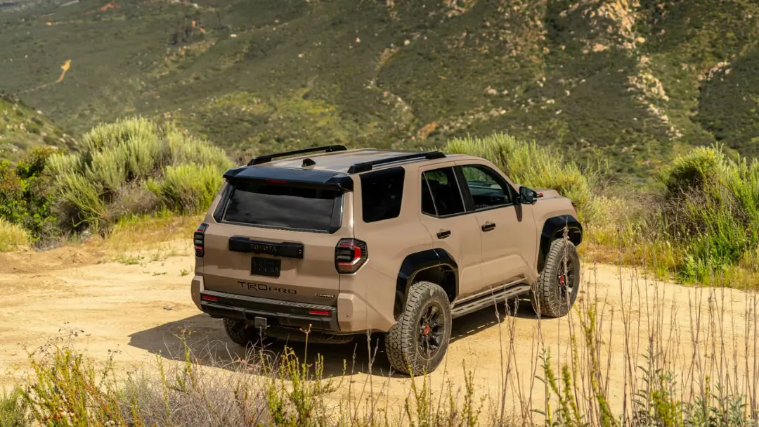 خودرو تویوتا 4Runner TRD Pro در مسیر خاکی کوهستانی