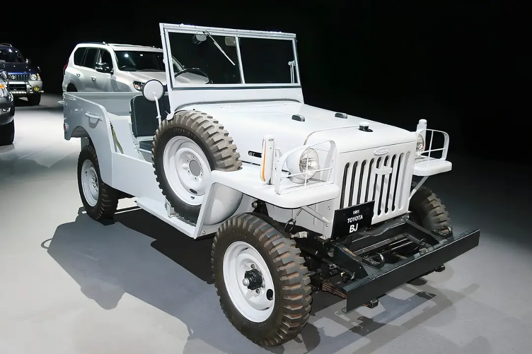 خودرو تویوتا BJ (Toyota BJ) مدل ۱۹۵۱ با بدنه سفید و چرخ‌های بزرگ