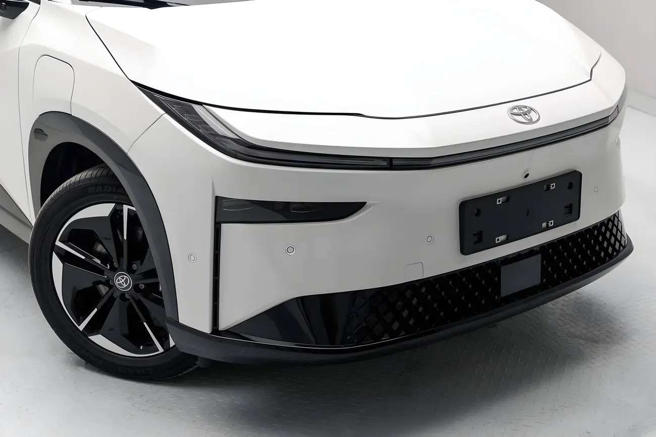 جلوی خودروی برقی تویوتا (Toyota) BZ3X با طراحی مدرن و چراغ‌های باریک