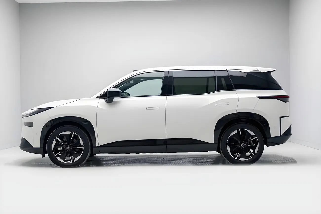 خودرو برقی تویوتا (Toyota) BZ3X سفید رنگ در نمای جانبی