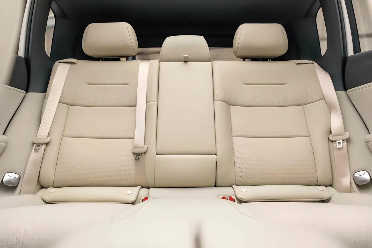 صندلی‌های عقب چرمی و روشن خودروی تویوتا (Toyota) BZ3X با کمربند ایمنی