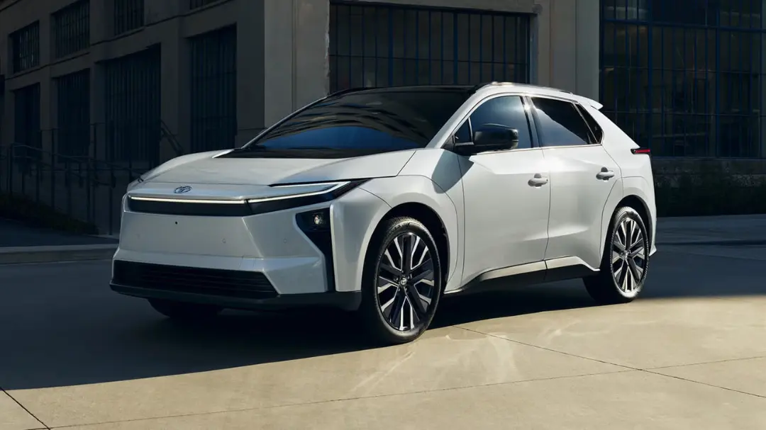 خودرو برقی تویوتا (Toyota bZ4X) سفید رنگ در فضای باز