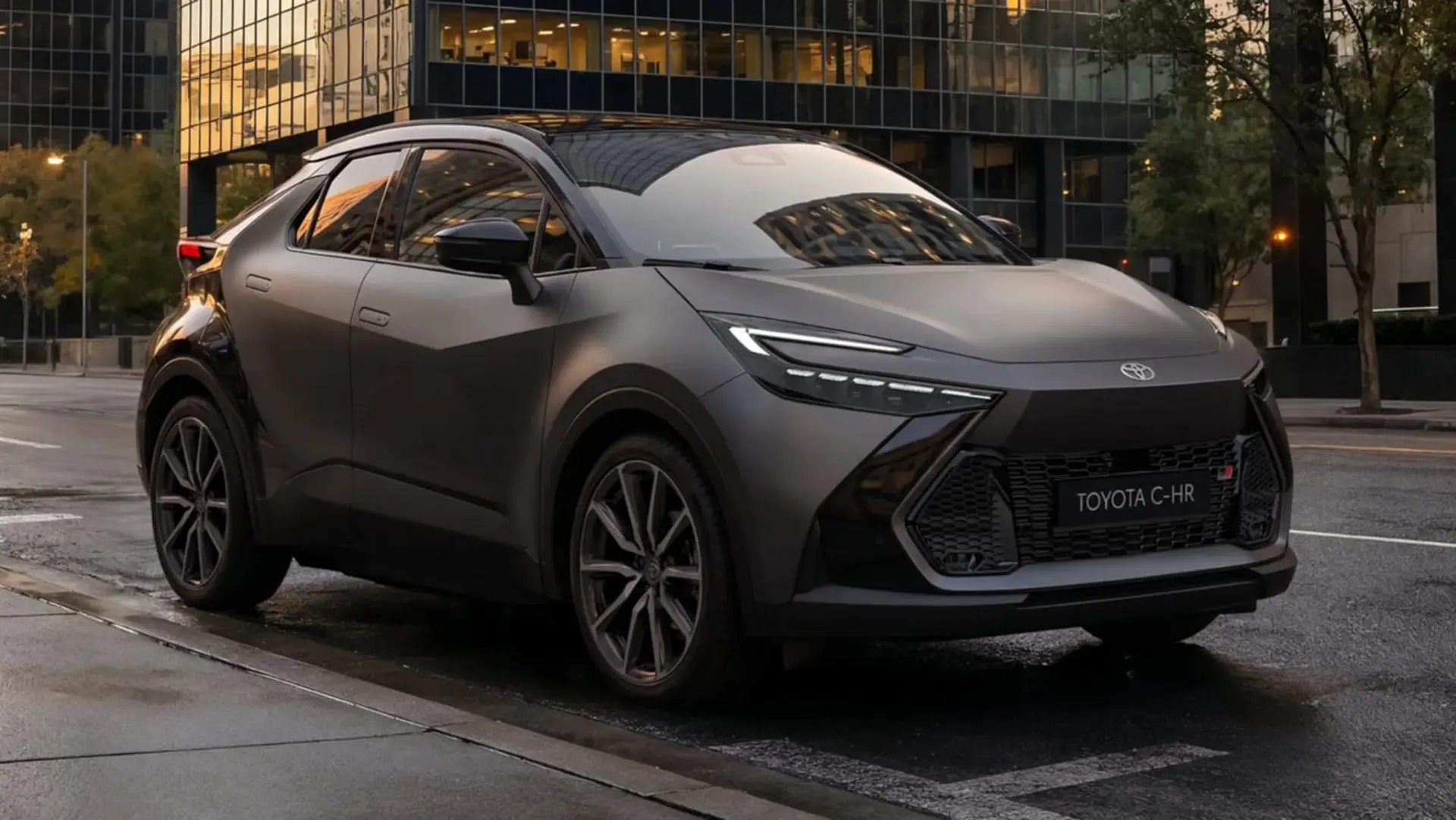 تویوتا C-HR (Toyota C-HR) با رنگ مات تیره در خیابان شهری