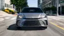 تویوتا کمری (Toyota Camry) مدل ۲۰۲۶ نقره‌ای در حال حرکت در خیابان