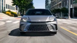 تویوتا کمری (Toyota Camry) مدل ۲۰۲۶ نقره‌ای در حال حرکت در خیابان
