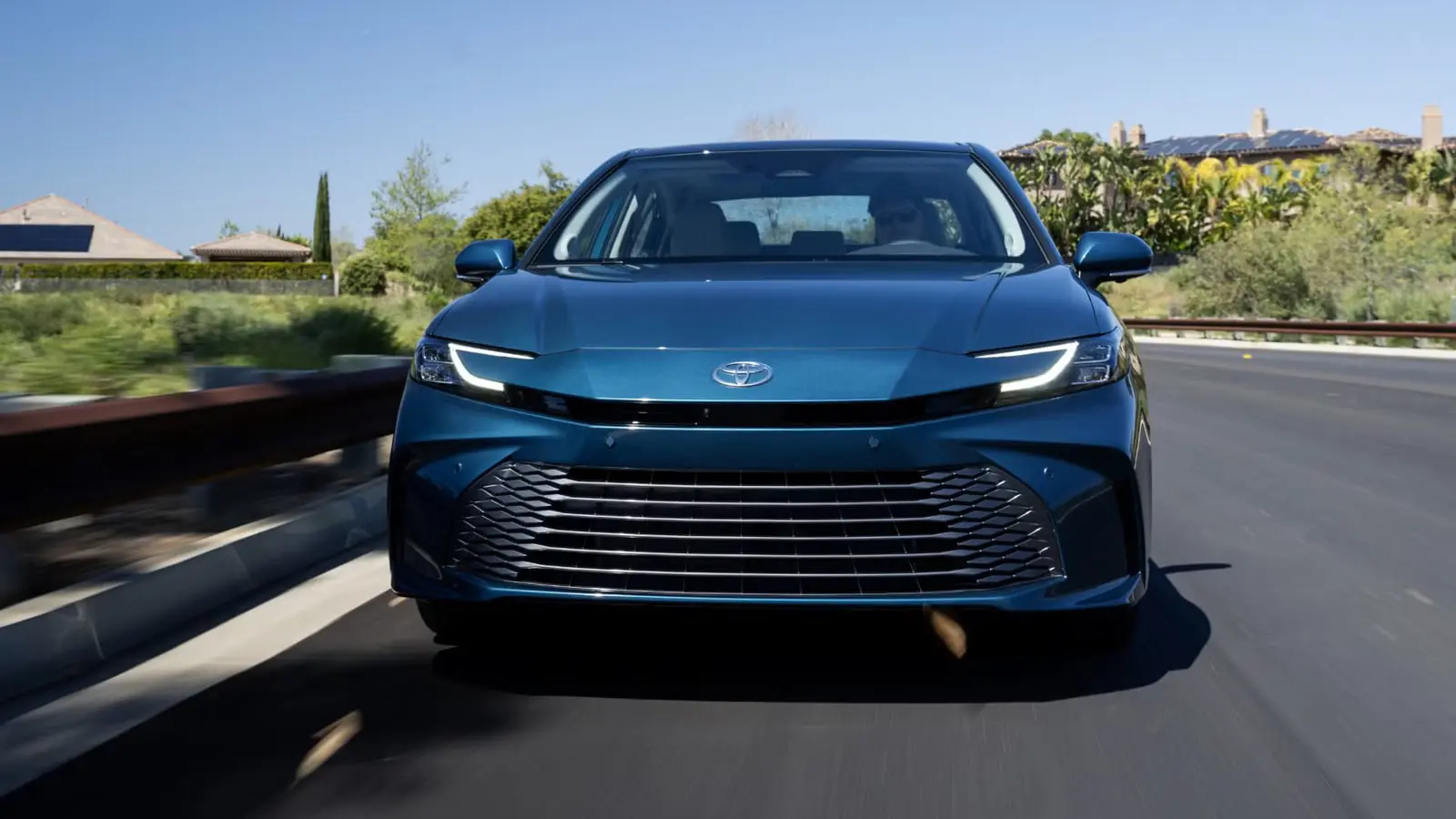 خودروی هیبریدی تویوتا کمری (Toyota Camry) در حال حرکت در جاده