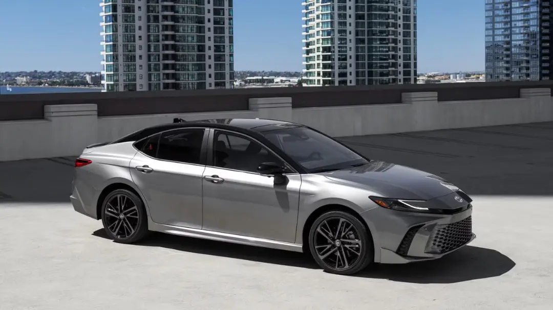 خودرو هیبریدی تویوتا کامری (Toyota Camry) نقره‌ای در فضای باز شهری