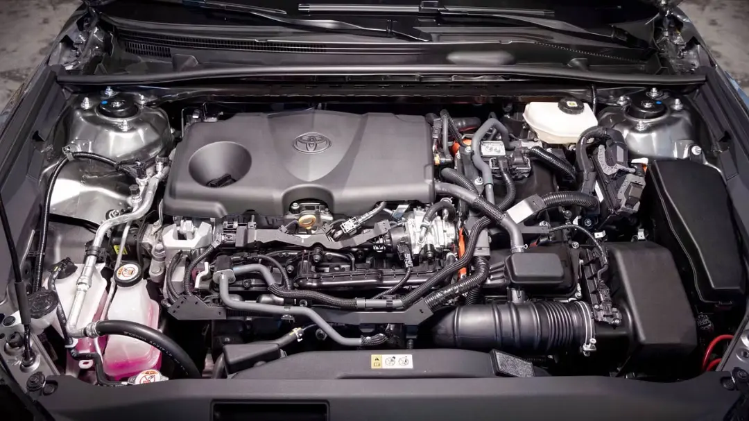 موتور خودروی تویوتا (Toyota) در بخش کاپوت خودرو