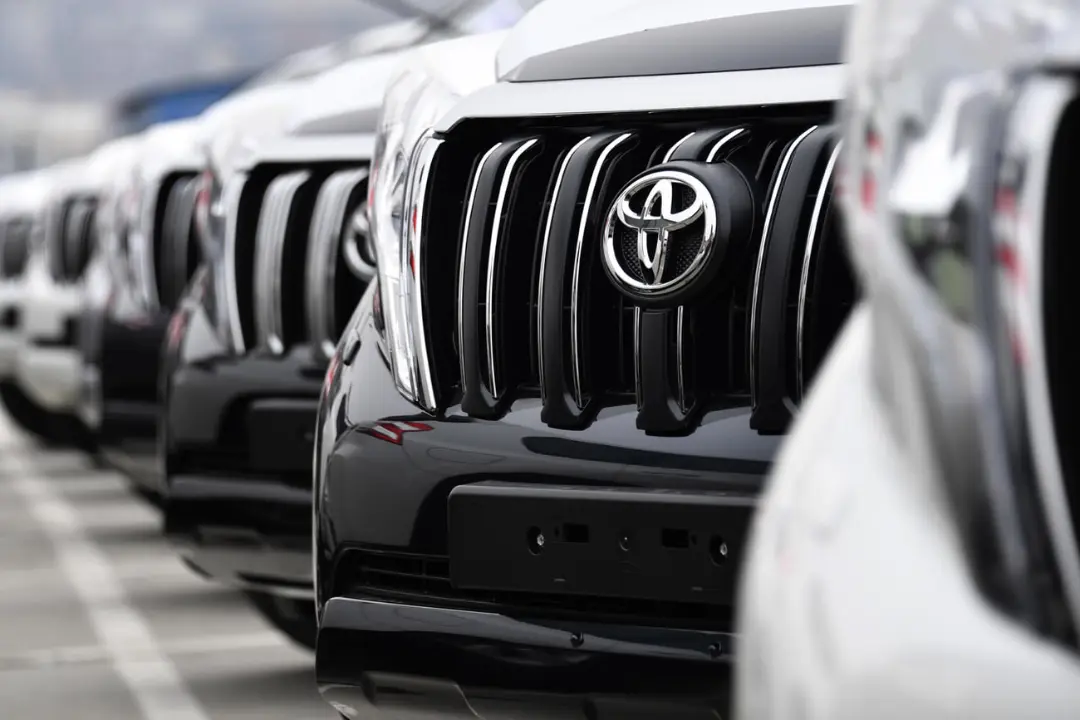 نمای نزدیک از جلوپنجره و لوگوی خودروهای تویوتا (Toyota)