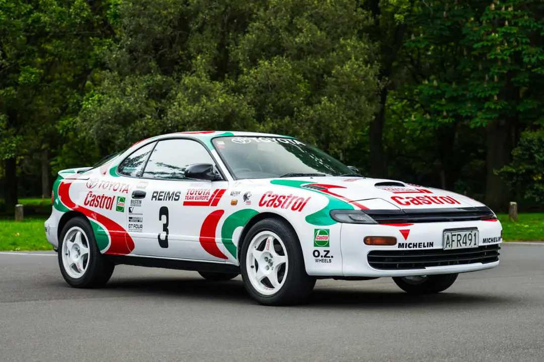 خودروی مسابقه‌ای تویوتا (Toyota) با رنگ‌بندی سفید، قرمز و سبز و برچسب Castrol
