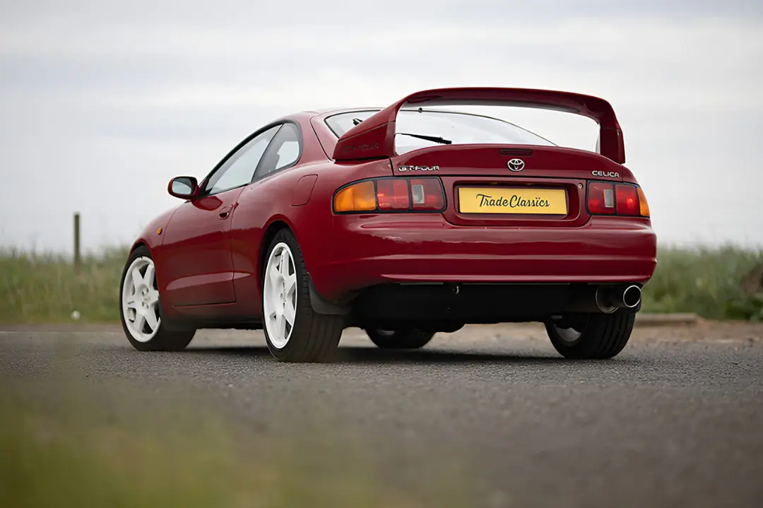تویوتا سلیکا (Toyota Celica) مدل GT-Four با رنگ قرمز و رینگ‌های سفید