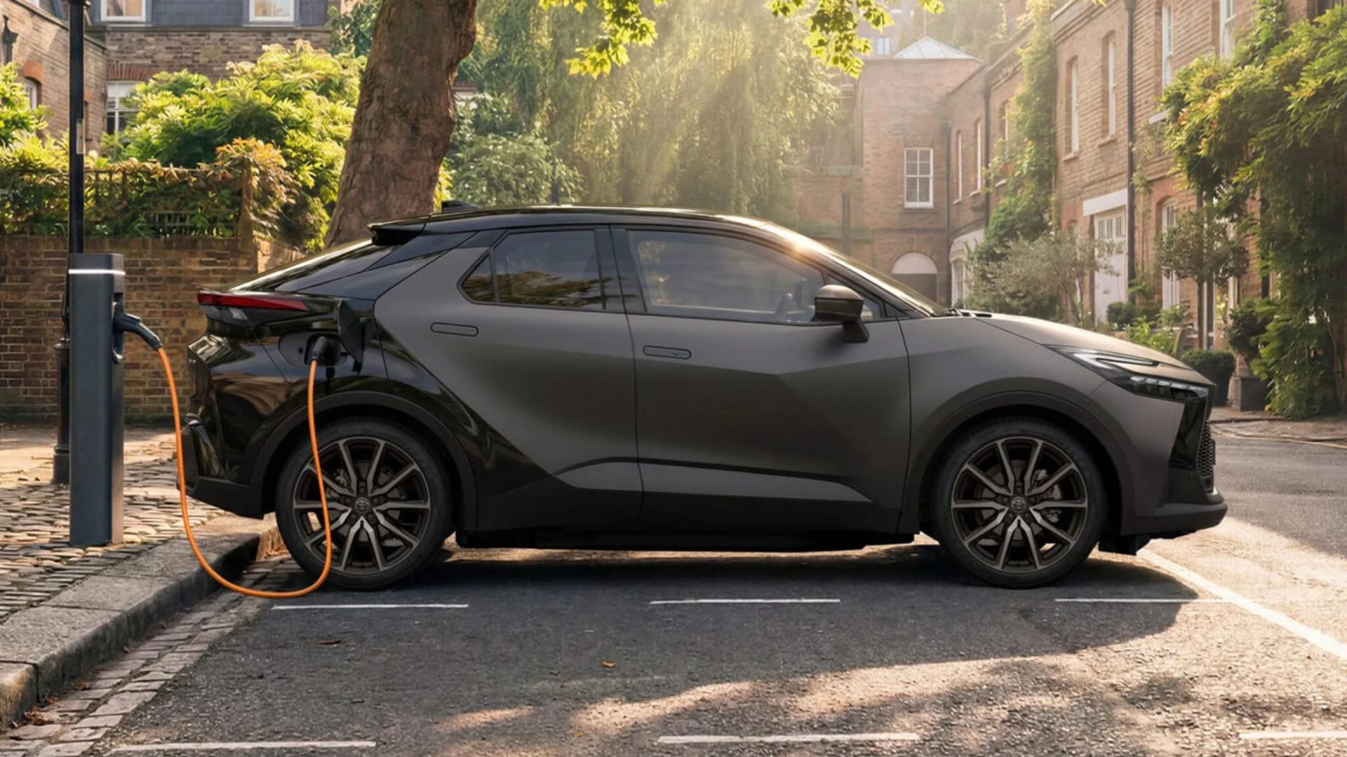 خودرو تویوتا C-HR (Toyota C-HR) در حال شارژ شدن در خیابان