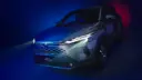 خودرو تویوتا کورولا کراس (Toyota Corolla Cross) با چراغ‌های روشن در فضای استودیویی