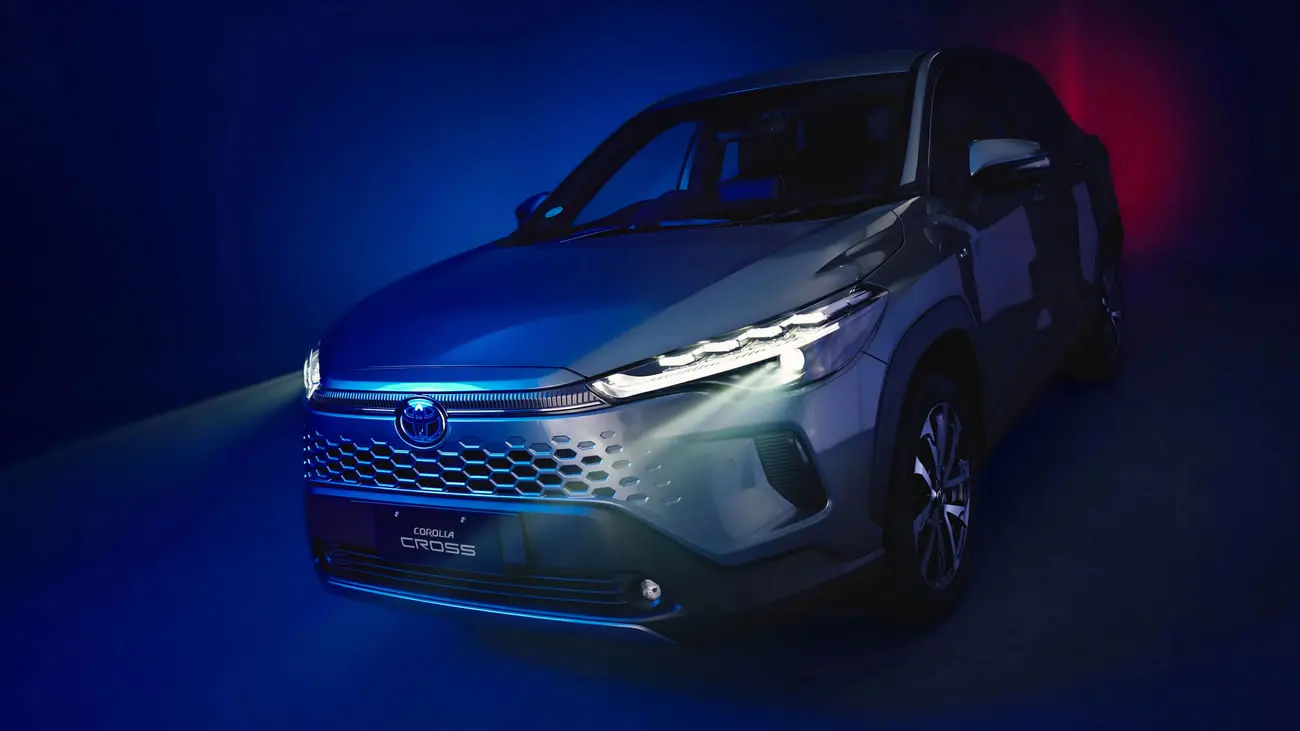 خودرو تویوتا کورولا کراس (Toyota Corolla Cross) با چراغ‌های روشن در فضای استودیویی