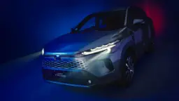 خودرو تویوتا کورولا کراس (Toyota Corolla Cross) با چراغ‌های روشن در فضای استودیویی