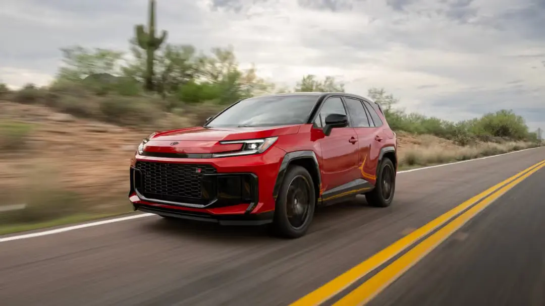 خودرو قرمز رنگ تویوتا کورولا کراس (Toyota Corolla Cross) در حال حرکت در جاده