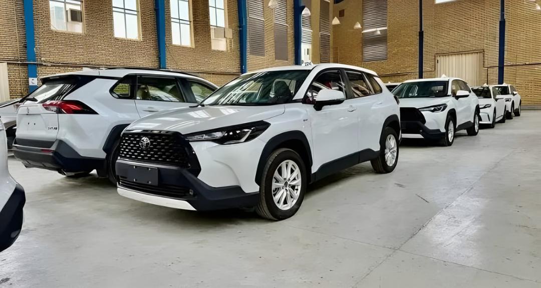خودروهای سفید تویوتا کورولا کراس (Toyota Corolla Cross) در انبار یا سالن نمایشگاه