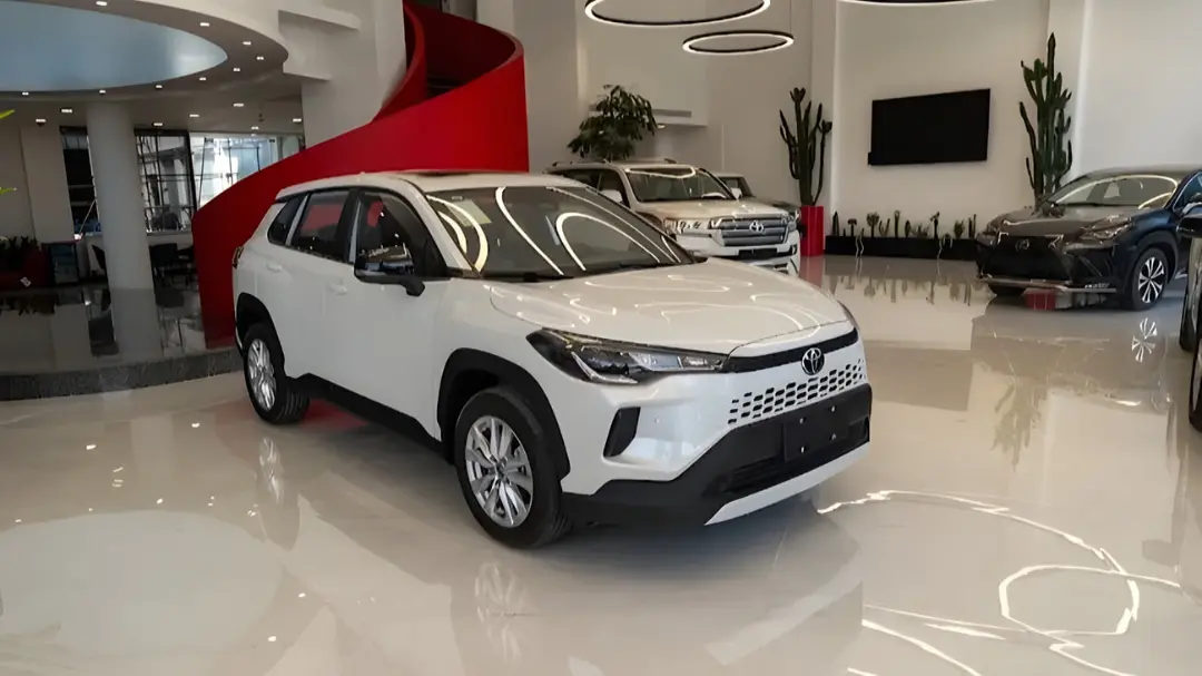 خودرو تویوتا کرولا کراس (Toyota Corolla Cross) سفید در نمایشگاه پیشتاز خودرو
