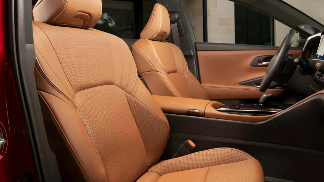 صندلی‌های چرمی قهوه‌ای رنگ خودروی تویوتا کراون سیگنیا (Toyota Crown Signia) مدل ۲۰۲۷