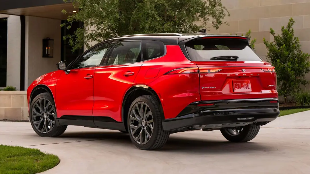 تویوتا کراون سیگنیا (Toyota Crown Signia) مدل ۲۰۲۷ با رنگ قرمز و سقف مشکی در نمای عقب