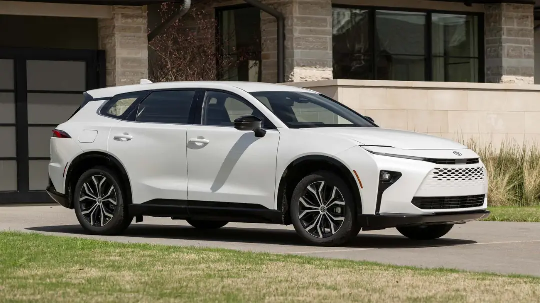 تویوتا کراون سیگنیا (Toyota Crown Signia) مدل ۲۰۲۷ با رنگ سفید در فضای باز