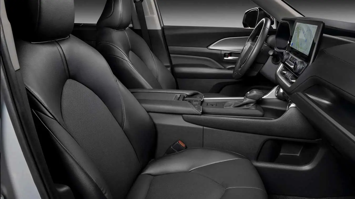 کابین داخلی خودروی تویوتا گرند هایلندر (Toyota Grand Highlander) با صندلی‌های چرمی مشکی