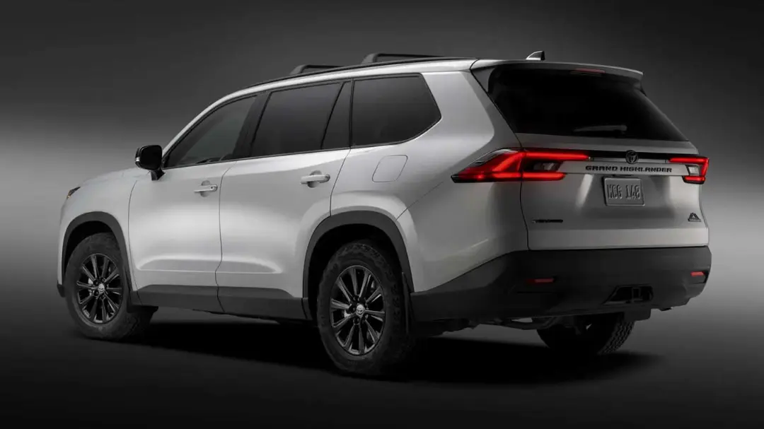 خودروی تویوتا گرند هایلندر (Toyota Grand Highlander) با رنگ نقره‌ای و رینگ‌های مشکی