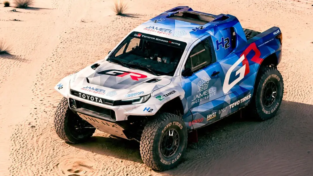 پیکاپ تویوتا هایلوکس (Toyota Hilux) با طرح گرافیکی آبی و سفید در بیابان