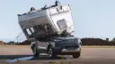 کاروان (Caravan) ۷۶۰ کیلوگرمی روی سقف پیکاپ هایلوکس برقی تویوتا قرار گرفته است