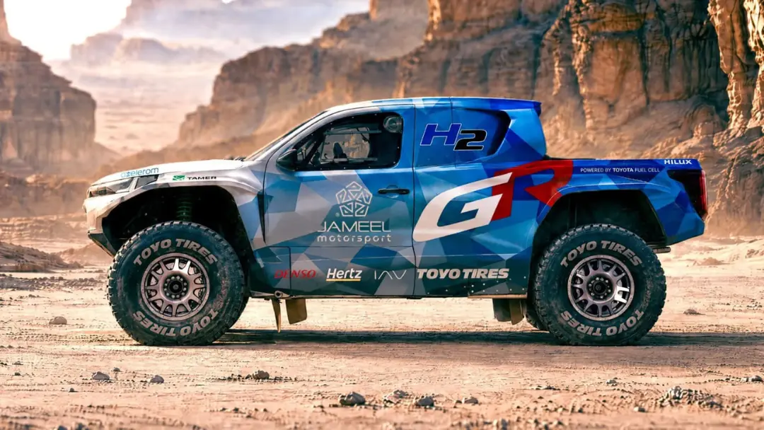 پیکاپ تویوتا هایلوکس (Toyota Hilux) با طرح گرافیکی آبی و نقره‌ای در بیابان