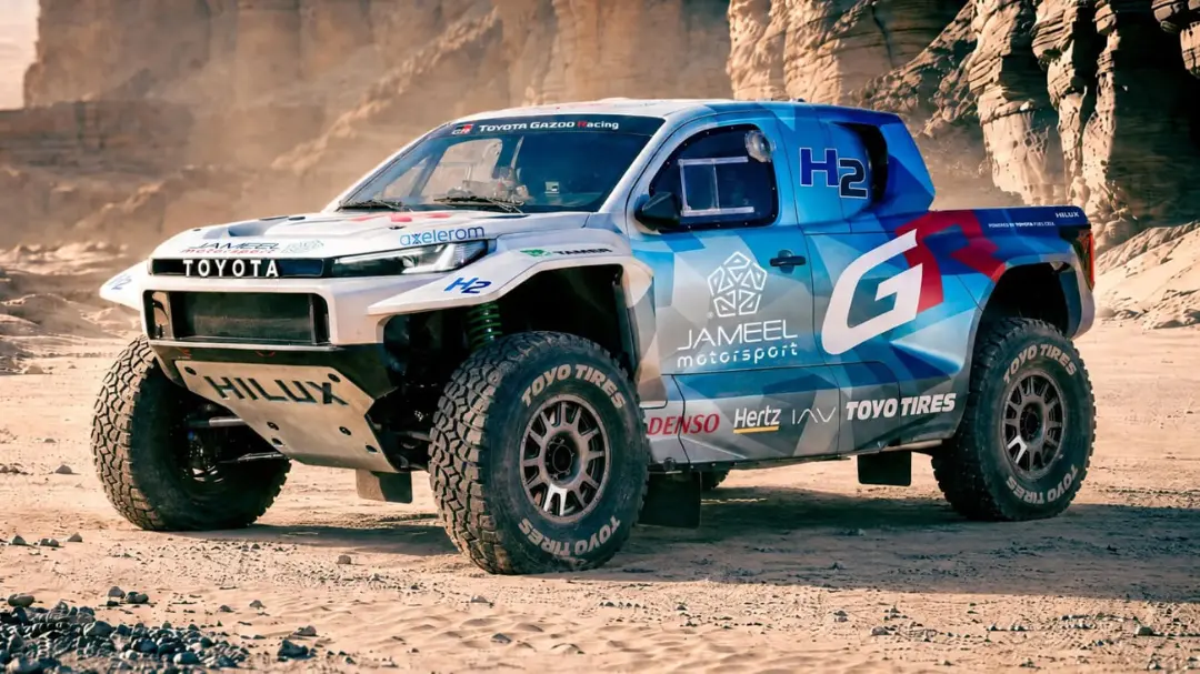 تویوتا هایلوکس (Toyota Hilux) با نشان هیدروژن در مسیر بیابانی