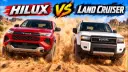 تویوتا هایلوکس (Toyota Hilux) قرمز و لندکروزر (Land Cruiser) سفید در حال حرکت در مسیر آفرود