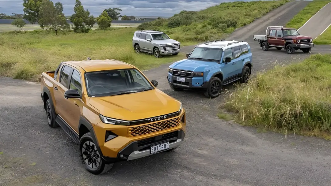خودروهای تویوتا هایلوکس (Toyota Hilux) و پرادو (Prado) در مسیر خاکی آفرود