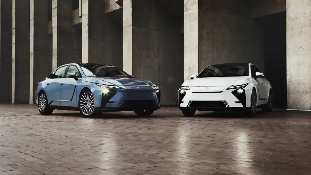 دو خودروی هیبریدی تویوتا (Toyota) با رنگ‌های آبی و سفید در فضای باز