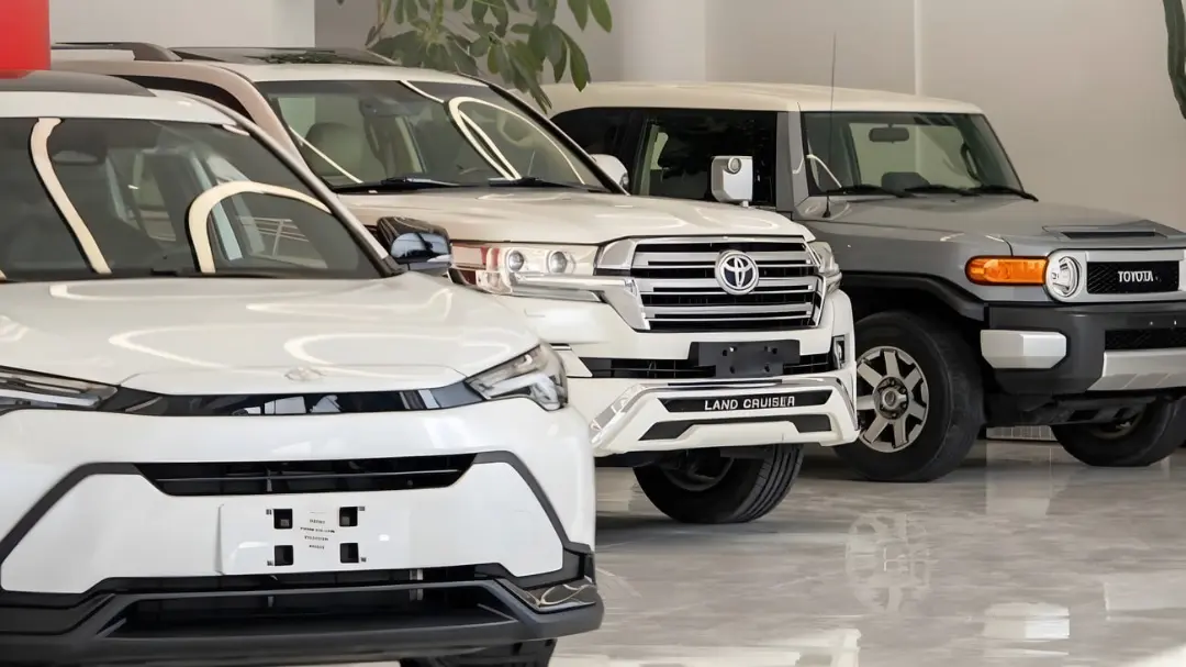 خودروهای تویوتا (Toyota) شامل لندکروزر (Land Cruiser) و مدل‌های دیگر در سالن نمایشگاه