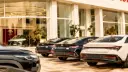 خودروهای جدید تویوتا (Toyota) در مقابل ساختمان نمایشگاه فروش