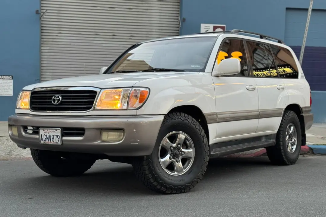 تویوتا لندکروزر (Toyota Land Cruiser) مدل ۱۹۹۹ با رنگ سفید و بدنه آفرود