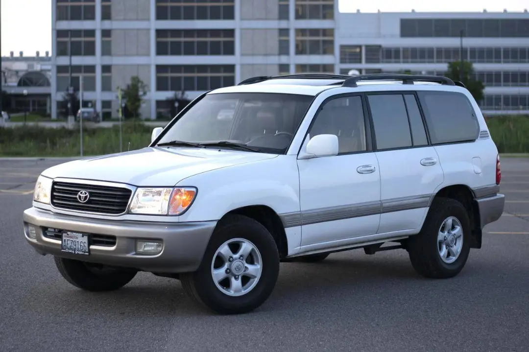 تویوتا لندکروزر (Toyota Land Cruiser) مدل ۱۹۹۹ سفید رنگ در فضای باز