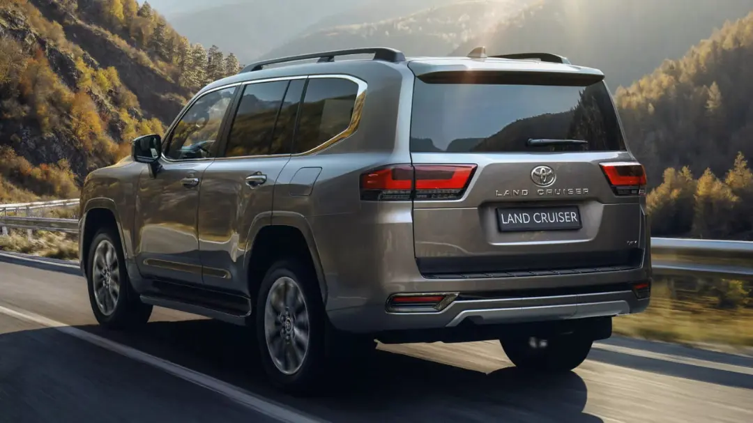 خودروی لندکروزر ۳۰۰ (Land Cruiser 300) در حال حرکت در جاده کوهستانی