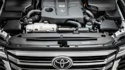 موتور تویوتا لندکروزر ۳۰۰ (Toyota Land Cruiser 300) با پوشش پلاستیکی سیاه